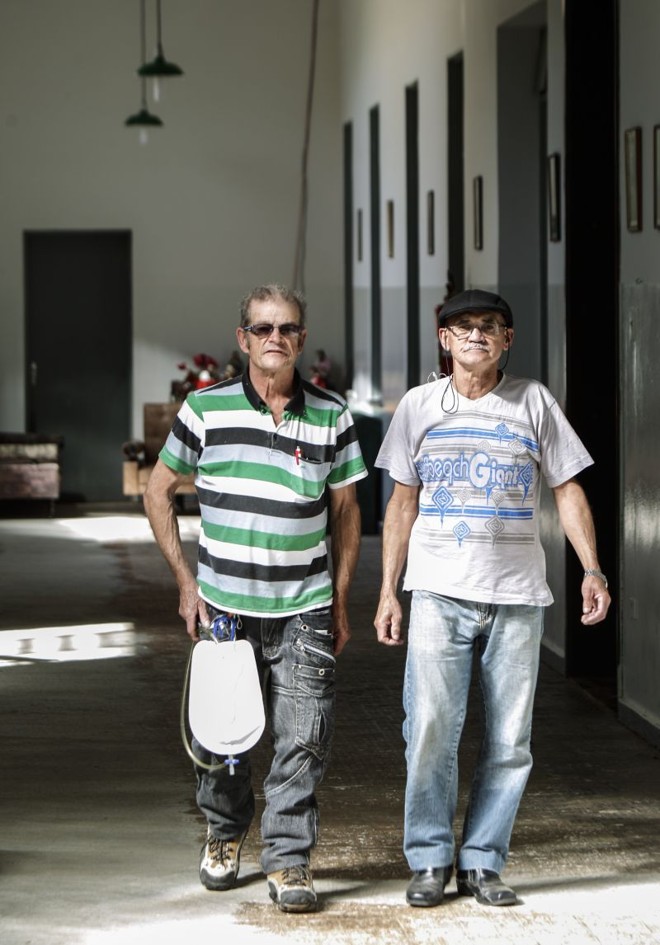 Amizade entre as cinzas: Foi há seis anos. Primeiro veio a surdez, depois o emagrecimento, enfim a notícia. Ito Martins, 64 anos, descobriu que era soropositivo. Ficou sem eira, pelo menos até encontrar o enfermeiro Anísio Macedo, 65, que cuidou dele até que se estabilizasse. 