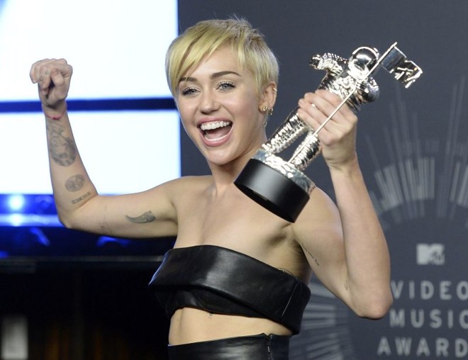 Miley Cyrus mandou um sem-teto buscar o prêmio de vídeo do ano em seu lugar |