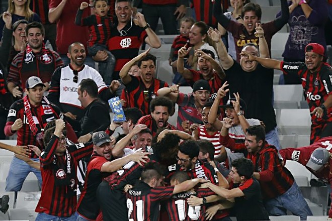 Jogadores comemoram com a torcida o gol de Dellatorre |