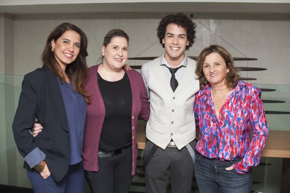 O The Voice Sam Alves, que se apresentou terça-feira no Pátio Batel, com Gabriella Fortes (à esq.), gerente de marketing, Vanessa Xavier, gerente comercial, e Simone Soifer, diretora do shopping. O show fez parte da terceira edição do Projeto Volta ao Mundo, organizado pela Lumen FM | Mauro Campos
