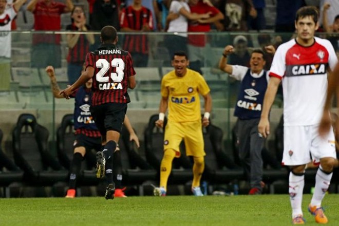 Hernani corre para comemorar o segundo gol do Atlético diante do Vitória |