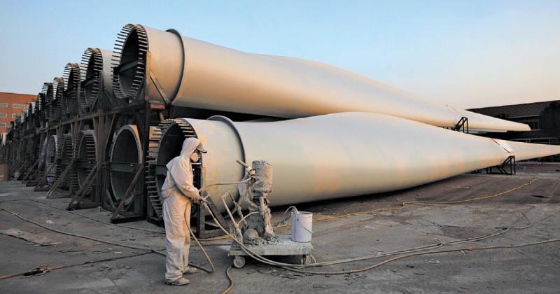 Empreendimentos são atraídos para o oeste devido aos salários mais baixos e a terrenos mais baratos. Fábrica de turbinas eólicas na província de Guangdong, que perdeu funcionários | Tyrone Siu/Reuters