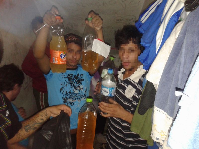 Presos ficam em um espaço sem ventilação e fazem necessidades em garrafas pet | Divulgação/Sipol