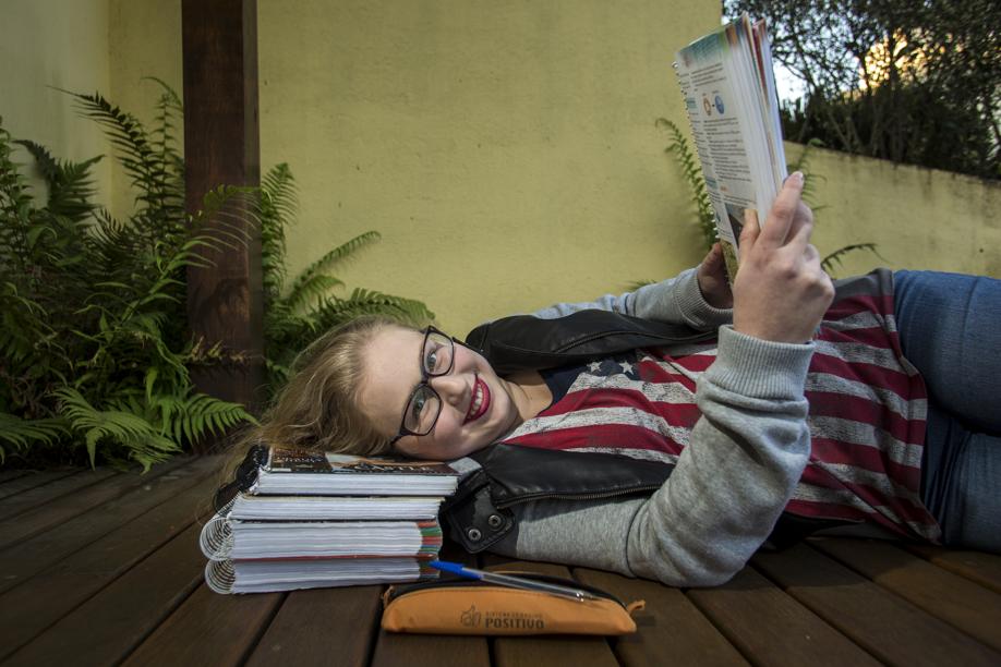 Giovana Landal, 17 anos, fez a prova no ano passado como treineira, e agora tentará para valer uma vaga em Medicina. | Marcelo Andrade/Gazeta do Povo