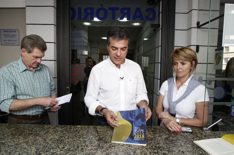 Beto Richa registra documento em cartório, ao lado da mulher Fernanda e do coordenador de campanha Eduardo Sciarra | Daniel Castellano/Gazeta do Povo