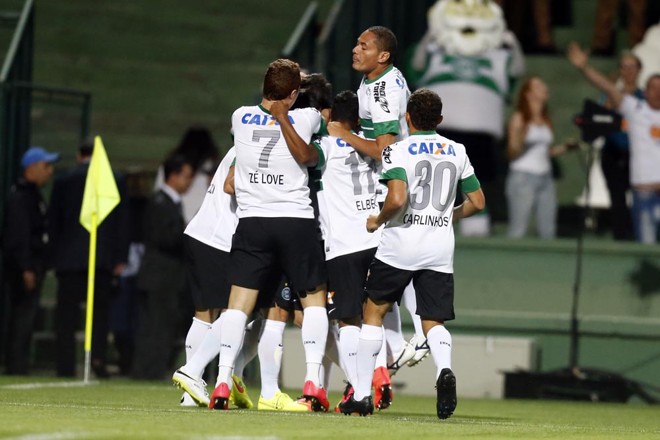 Comemoração alviverde logo no começo da partida | 