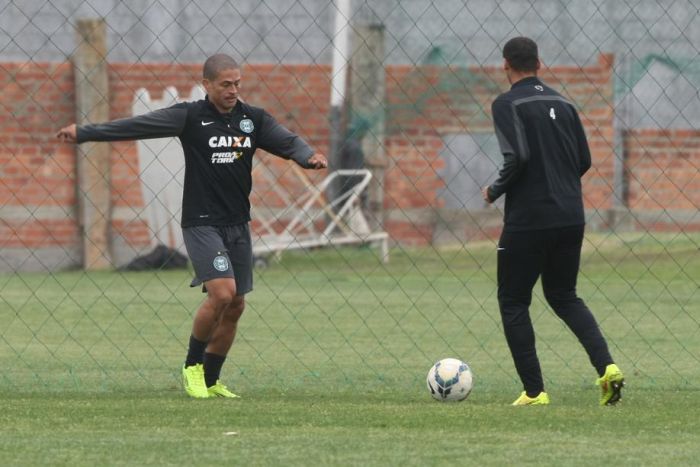 O meia Alex foi confirmado nesta terça-feira como um dos jogadores que estão à disposição do técnico Marquinhos Santos para o jogo contra o São Paulo | Aniele Nascimento/Gazeta do Povo