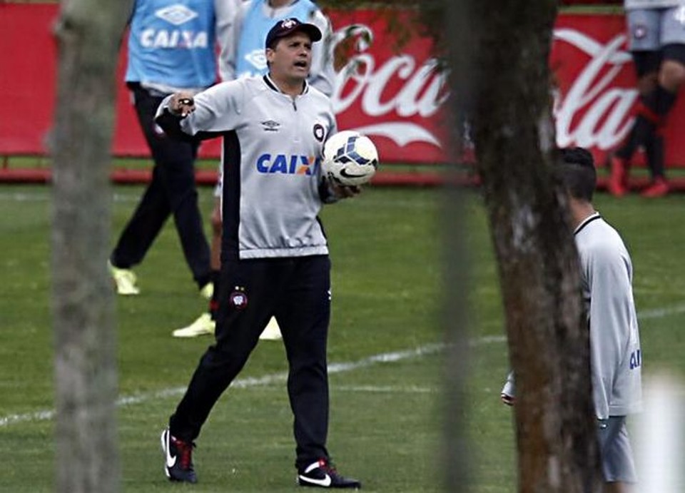 Claudinei Oliveira vai recorrer à conversa para ajustar o Atlético para o jogo com o Internacional | Albari Rosa / Gazeta do Povo