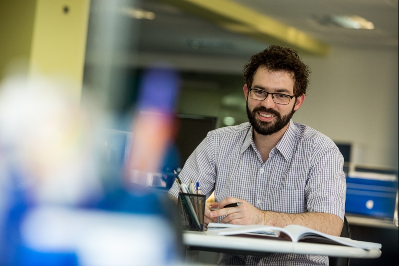 O professor Marcos Davel aplica em sala de aula a pesquisa que desenvolve no mestrado | Brunno Covello/Gazeta do Povo