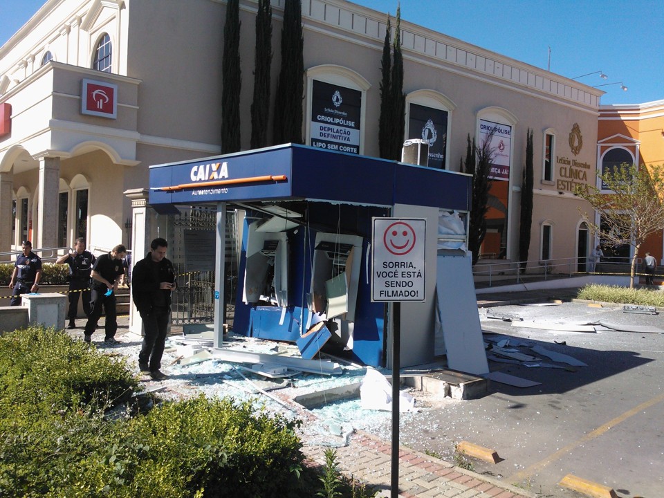 Posto de autoatendimento ficou destruído após a explosão | Atila Alberti / Tribuna do Paraná