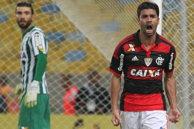 Eduardo da Silva comemora o terceiro gol do Flamengo sobre o Coritiba | 