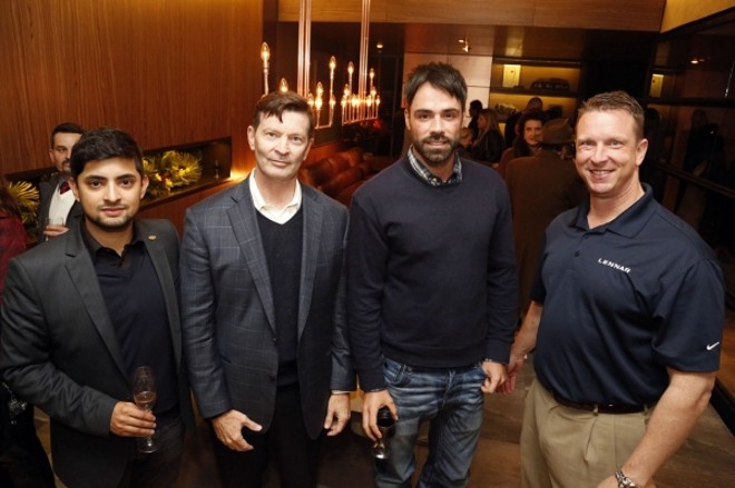 Jean-Daniel Galiano (1º à esq.), diretor executivo da Apolar Real Estate, recebeu para evento na Casa Cor os executivos americanos Angus Rogers (paletó xadrez), presidente do Hotel Sarasota, e Mark Simo (último à dir.), diretor executivo da construtora Lennar, no espaço do Grupo Apolar projetado pelo arquiteto Jorge Elmor (de barba) |