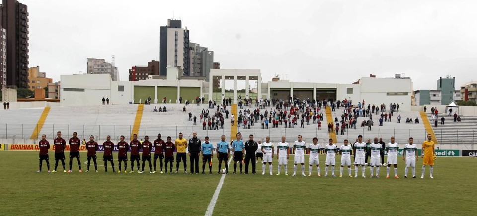 Times alinhados para o Atletiba realizado no primeiro turno, em Maringá | Daniel Castellano / Gazeta do Povo
