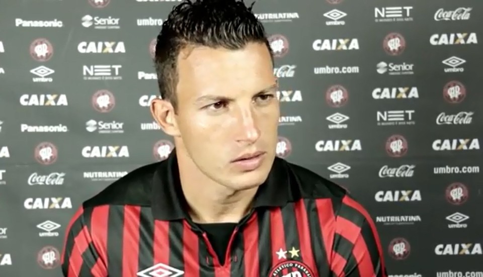 Recém-contratado, o zagueiro Gustavo deve estrear como titular na Arena | Reprodução/Site Atlético