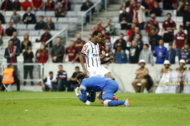 Cássio faz defesa segura após chute de Marcos Guilherme | 