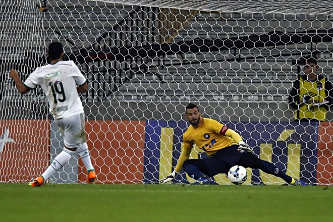 Henrique, de pênalti, empatou a partida para o Palmeiras |