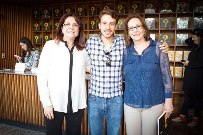 Liana Justus e Clarice Miranda foram prestigiadas com a presença do pianista Pablo Rossi no lançamento do livro Orquestra: Perguntas e Respostas, domingo de manhã, no saguão do Teatro Guaira |