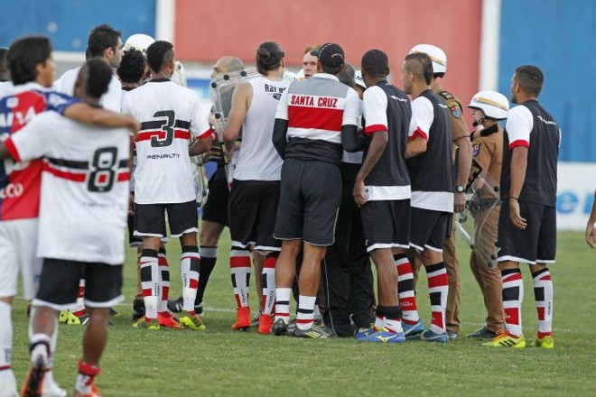 Elenco do Santa Cruz reclamou com o juiz no fim do jogo com o Paraná |