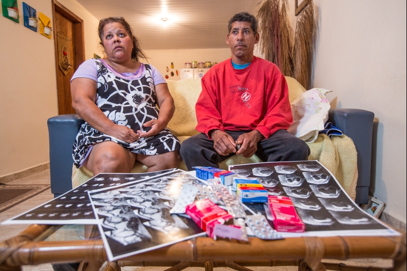 Marlene espera há três anos por uma cirurgia no joelho direito para recompor a cartilagem. Fêmur e a tíbia, ossos da perna, encostam um no outro e causam dor por conta do problema | Brunno Covello / Gazeta do Povo