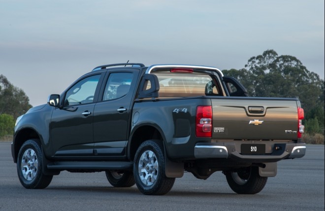 Suspensão da picape foi recalibrada para dar mais conforto aos ocupantes. Tração 4x4 e controle de estabilidade agora estão disponíveis na motorização flexível |