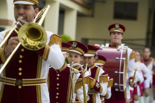 A escola Sagrado Coração de Jesus promove uma solenidade cívica todas as semanas, na qual o Hino Nacional é cantado por todos os alunos |
