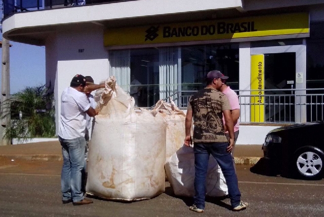 Produtores de Três Barras distribuíram feijão no centro da cidade. Pato Branco e Ivaiporã planejam protestos | Divulgaa§a£o