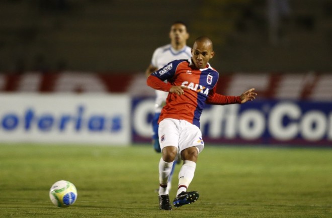 Lateral-esquerdo Paulinho tenta avançar ao ataque contra o Avaí | 