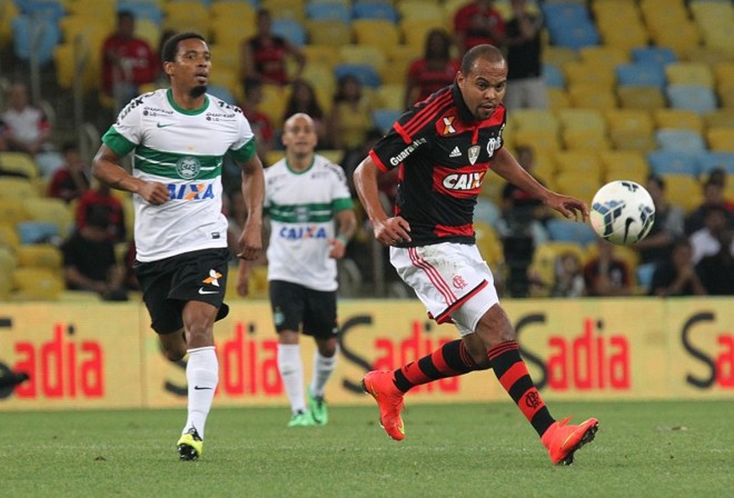 Rosinei, do Coritiba, acompanha o atacante Alecsandro | 