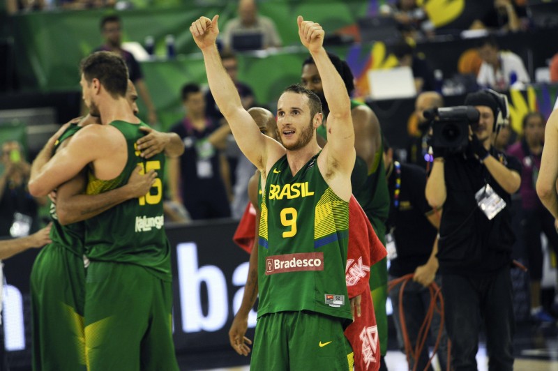 Marcelinho Huertas comemora vitória do Brasil sobre a Sérvia no Mundial de basquete | Miguel Angel Molina / EFE