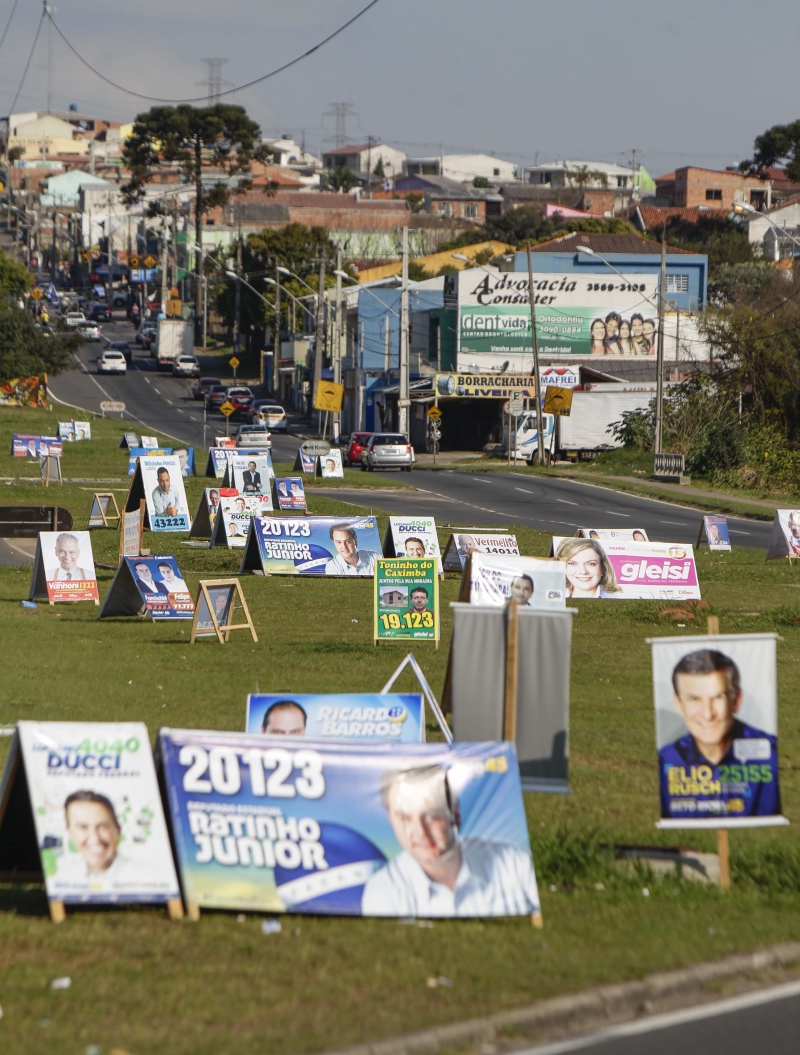 Cavaletes tomam conta de canteiro de avenida no Tatuquara | Daniel Castellano/ Gazeta do Povo