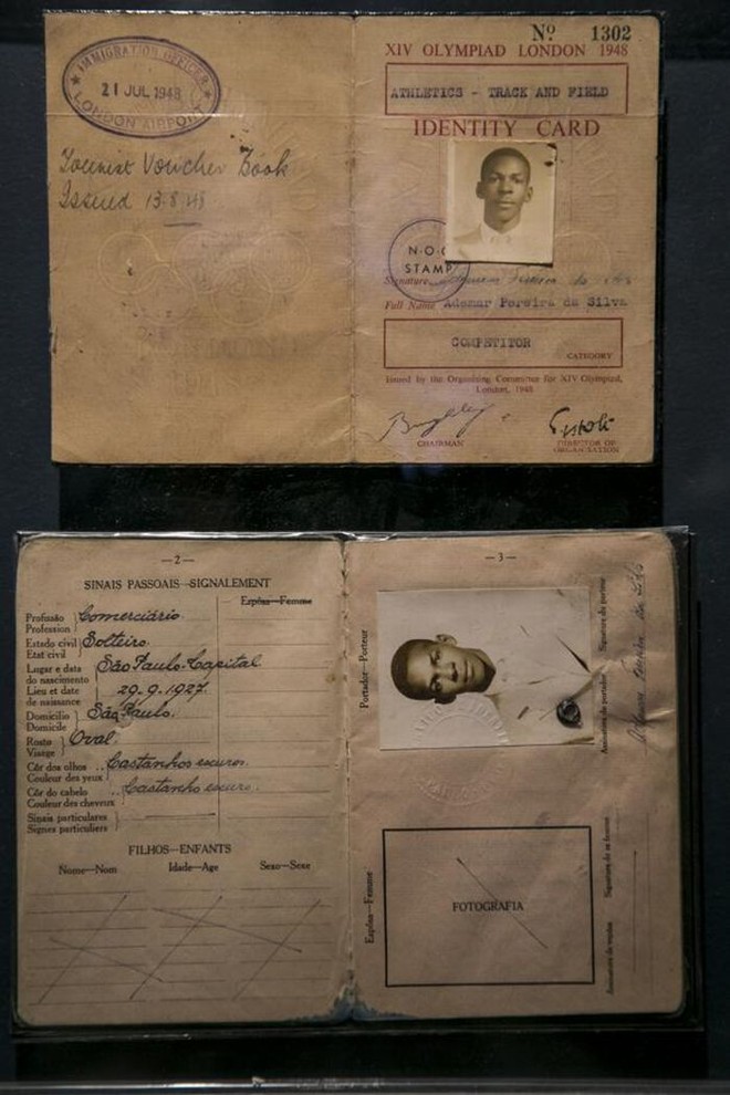 Detalhe da credencial olímpica e do passaporte de Adhemar Ferreira da Silva |