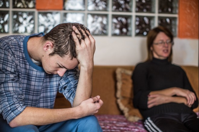 Marlise Schreiner (49) e o filho Maicon. Rifa entre os colegas de faculdade dele e mobilização do comércio da cidade para diminuir o prejuízo financeiro da família com a falta de atendimento no SUS |