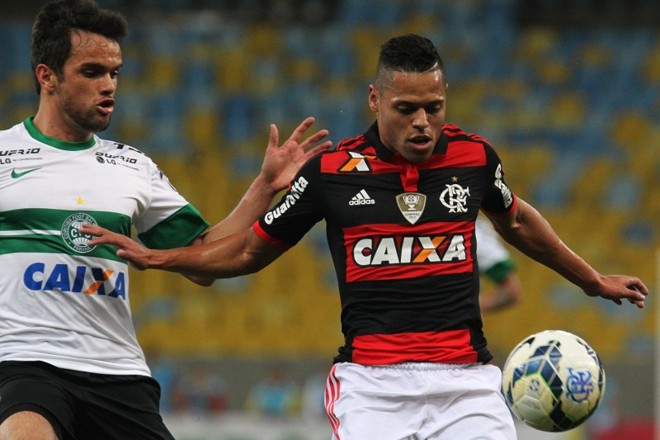 Norberto, do Coritiba, na marcação em jogador do Flamengo | 