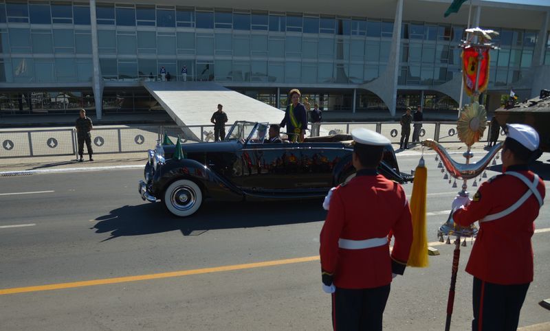 O Rolls Royce no qual a presidente Dilma Rousseff chegou foi precedido por um grupo de motocicletas com as sirenes ligadas | Marcello Casal Jr/Agência Brasil