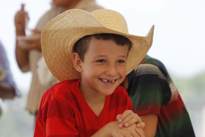 Futuro: As novas gerações começam cedo a participar do dia a dia da atividade rural em Roraima, e representam confiança num futuro de expansão no setor. Crédito Jonathan Campos - Gazeta do Povo | 