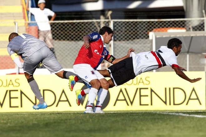 Lucio Flavio luta pela bola na vitória do Paraná sobre o Santa Cruz |