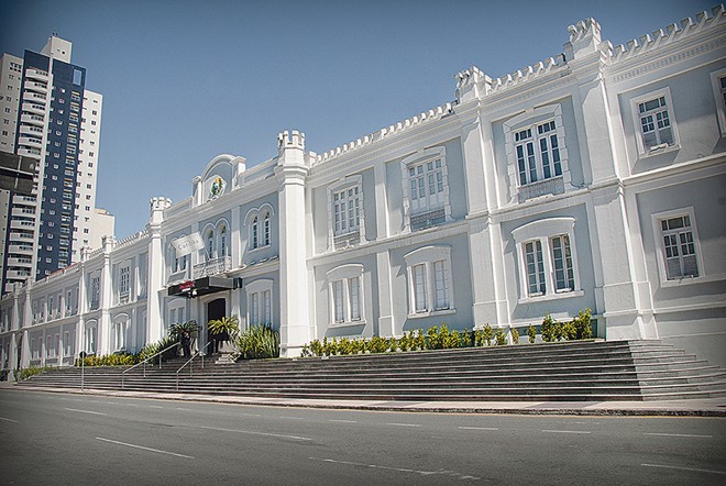 Shopping Curitiba: Outro centro de compras instalado em uma sede histórica é o Shopping Curitiba. Localizado em frente à Praça Oswaldo Cruz e inaugurado em setembro de 1996, o prédio era um antigo imóvel militar, construído no século XIX | 