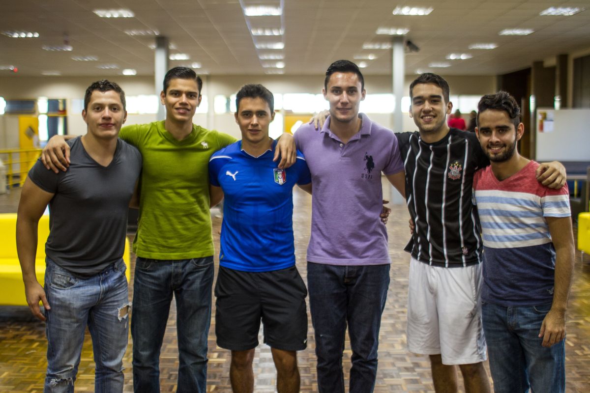 Os estudantes mexicanos Everardo Peraza, Leonardo Farias, Rodrigo Nava, Fernando Ramirez, Gerardo Aldrete e Carlos Santoscoy (da esquerda para a direita) | Brunno Covello/Agência de Notícias Gazeta do Povo