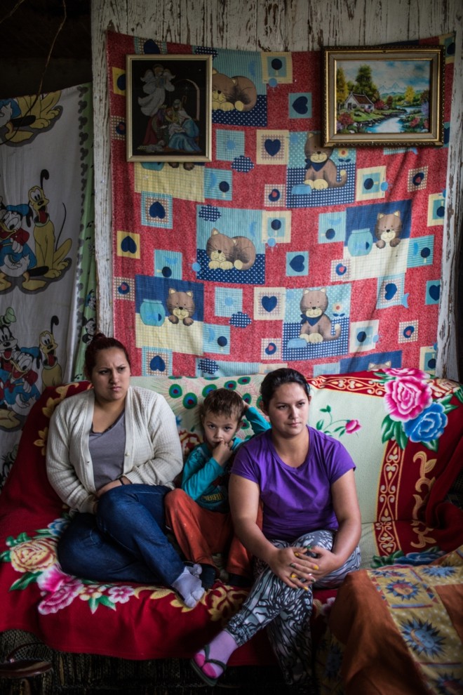 Rosieli (20) e Micheli Mendes Martins (22), as duas irmãs moram em Itaquanduva pequena comunidade de pescadores em Guaraqueçaba. Ambas desistiram de estudar sem terminar o Ensino Fundamental |