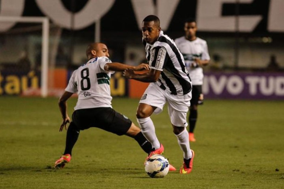 Robinho marcou um golaço para o Santos contra o Coritiba no final do primeiro tempo | Ale Viana / Folhapress