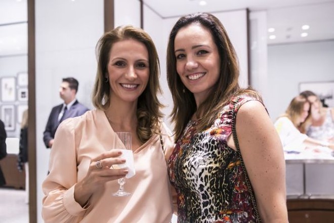 Georgia Rossi (à esq.) e Anna Letycia Loyola no badalado coquetel de lançamento da coleçãoTiffany T, na terça-feira, na loja da Tiffany no Pátio Batel. As convidadas foram recebidas pela diretora-geral da joalheria no Brasil, Luciana Marsicano | 