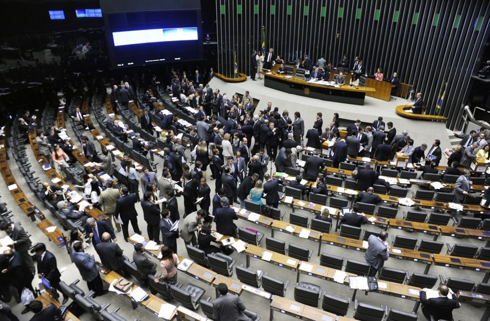 Apesar de terem melhorado na avaliação, Congresso e políticos ainda estão na lanterna do ranking de credibilidade. | Laycer Tomaz