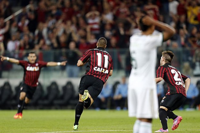 Atleticanos comemoram gol que abriu o marcador na partida deste domingo (7) |