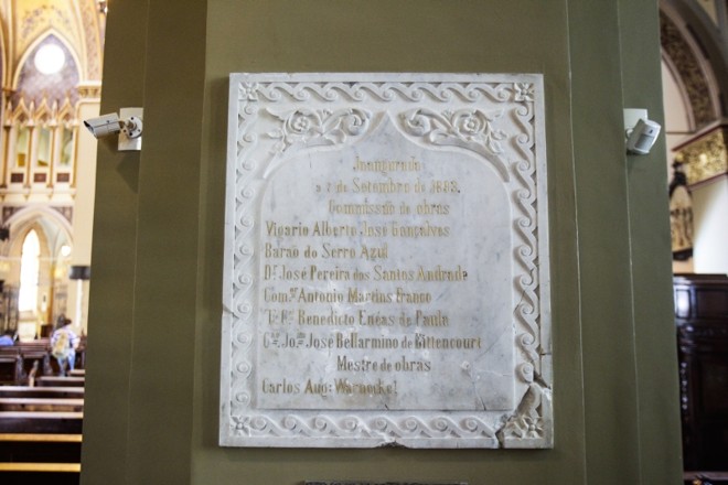 Placa de inauguração da Catedral, quebrada no mesmo dia da inauguração, em 7 de setembro de 1893, pelo genro de Heinrich Henning, um dos mestres de obras. Henning se desentendeu com os construtores, sendo assassinado | 