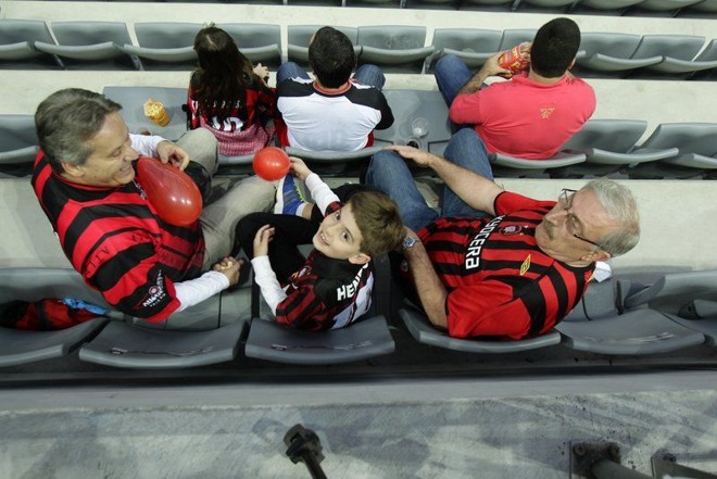 Torcida do Atlético no jogo contra o Internacional na Baixada |