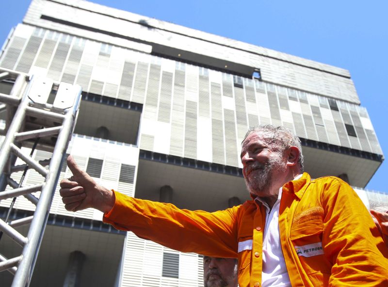 Ex-presidente Lula durante ato em frente à sede da Petrobras | Antonio Lacerda/Efe