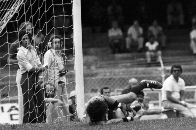 Atrás do gol do Couto Pereira, os repórteres Mário Henrique (atrás) e Augusto Mafuz (de fone de ouvido). Jogo pelo Paranaense de 1978, Coritiba 1 a 0 sobre o Londrina | 