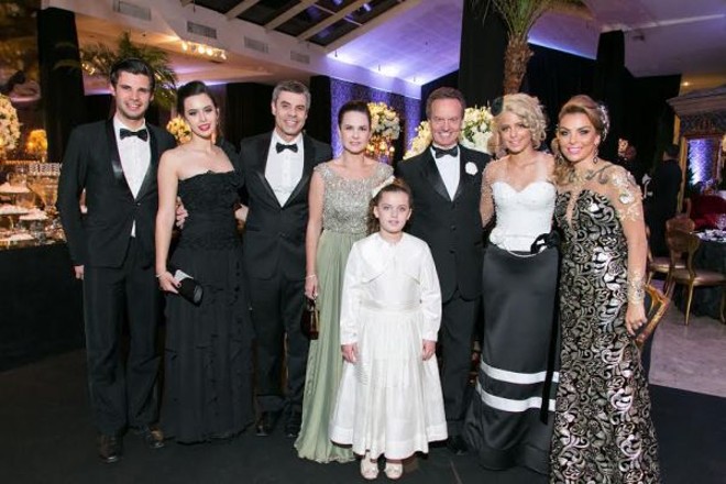 Nos 15 anos de Geórgia Gulin, ela entre seus pais, Darcy e Monica Gulin, na extrema direita, tendo, à esquerda, Marcelo Vinicius, Carolina e Manoela, à frente, com seus pais, Marcelo e Danielle Lupion |