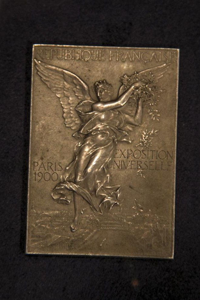 Medalha de prata da prova de tiro aos pombos dos Jogos Olímpicos de 1904, em Saint Louis (EUA). Essa foi a única vez que uma prova olímpica envolveu mortes de animais: 300 pombos foram mortos na prova |