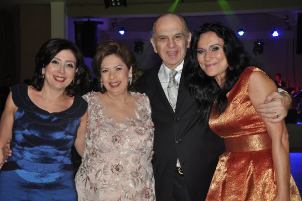 Maria Elisa Pascholatto, casal Alicinha e Wilson Baduy, com Ilse Lambach, produtora da festa | Fotos: Ângela de Mello